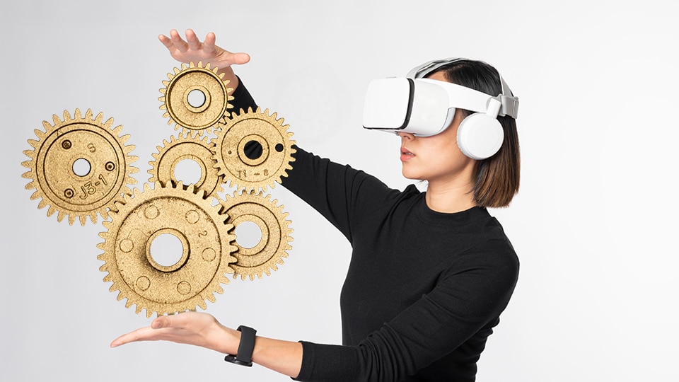 women with vr holing gears